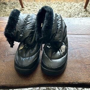 Black snow boots The North Face size 9